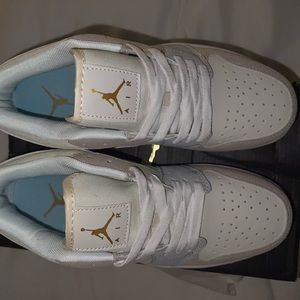 Jordan 1 low. White and grey.